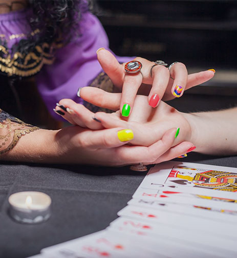 Tirage de cartes de tarot sur une table